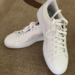 White mens size 9 Puma tennis shoes